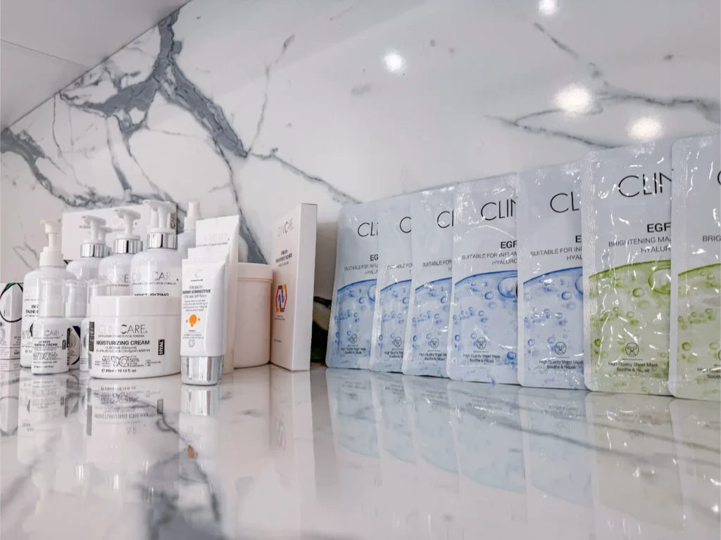 TF Beauty Bar üzletének belső része a kozmetikai termékekkel együtt