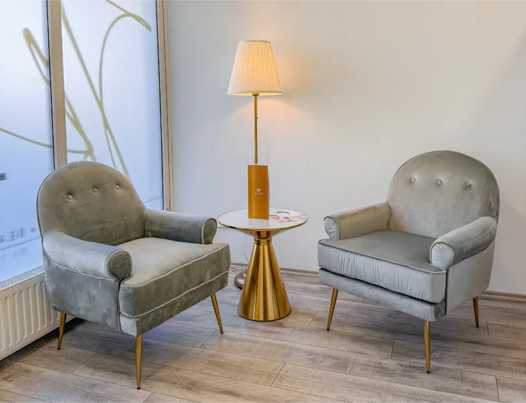 TF Beauty Bar üzletének belső része a bútorokkal